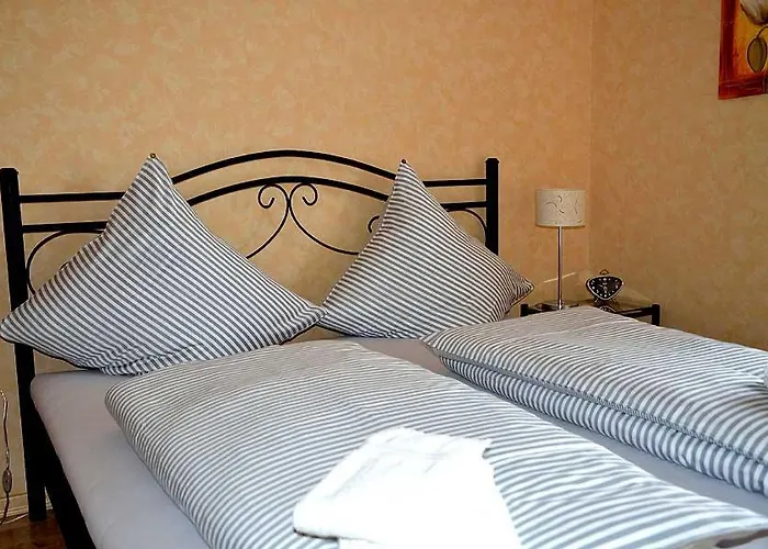 בית הארחה Gaestehaus Waldecker בוס