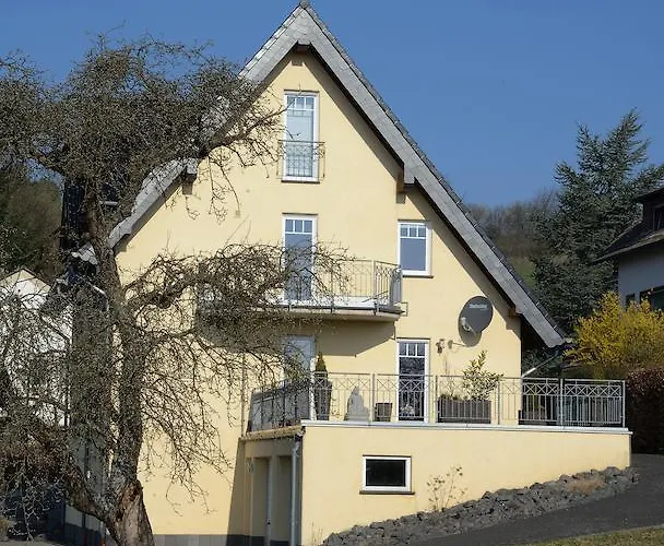 בית הארחה Gaestehaus Waldecker בוס